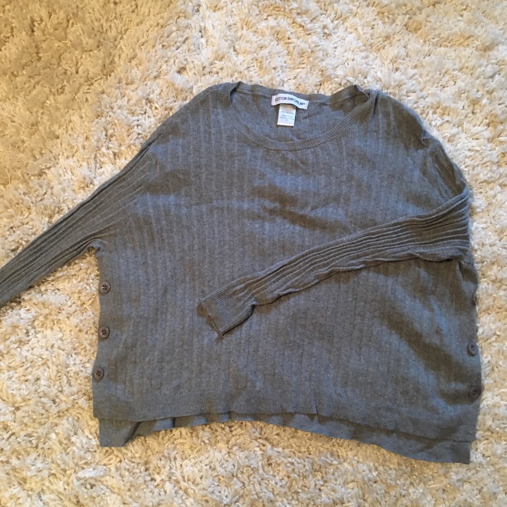 Cute grey sweater with side (faux) buttons 🤩